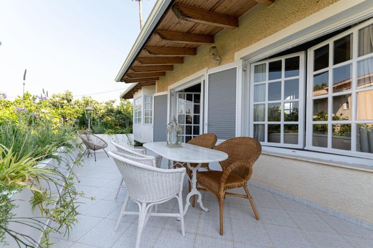 Serene Seaside Bliss - Lush & Secluded Garden Oasis Каламата Екстериор снимка